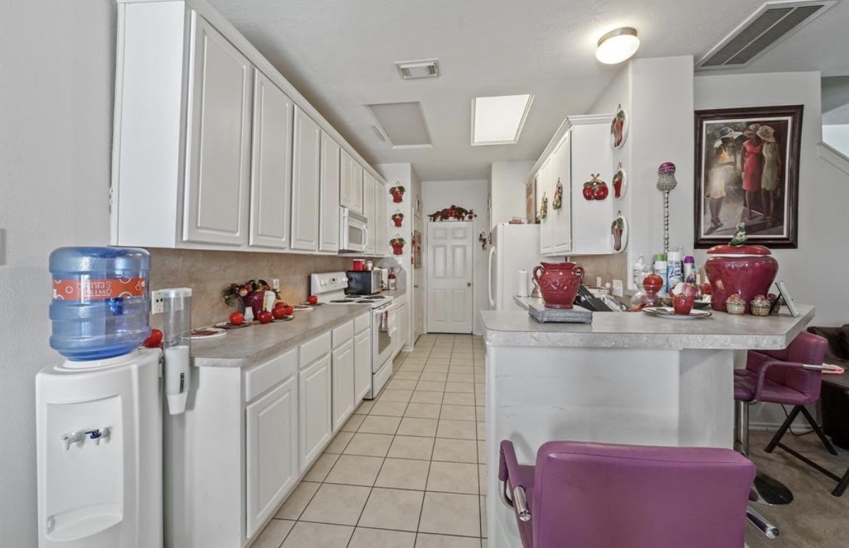 13134 Peppergate Lane Houston, TX 77044 - Photo 9 of 23 a kitchen with granite countertop lots of different kinds of food