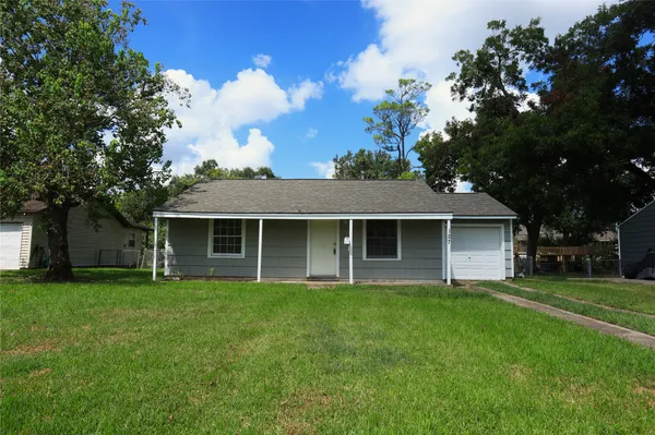 $1,350 | 127 Holly Street, Lake Jackson, TX 77566