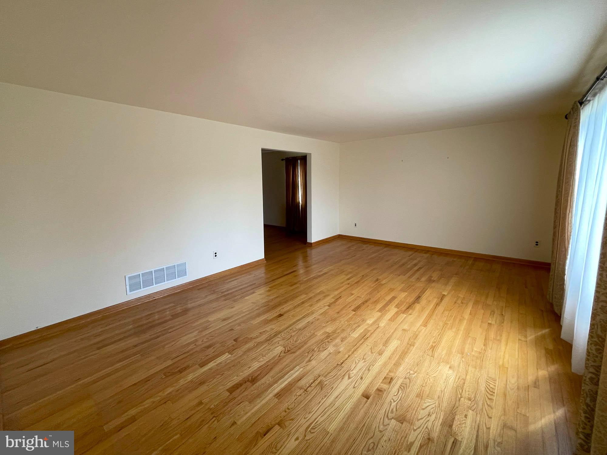 9207 Gardenia Road Baltimore, MD 21236 - Photo 3 of 19