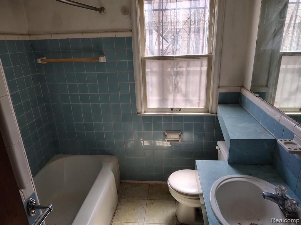 18525 Westmoreland Road Detroit, MI 48219 - Photo 4 of 8