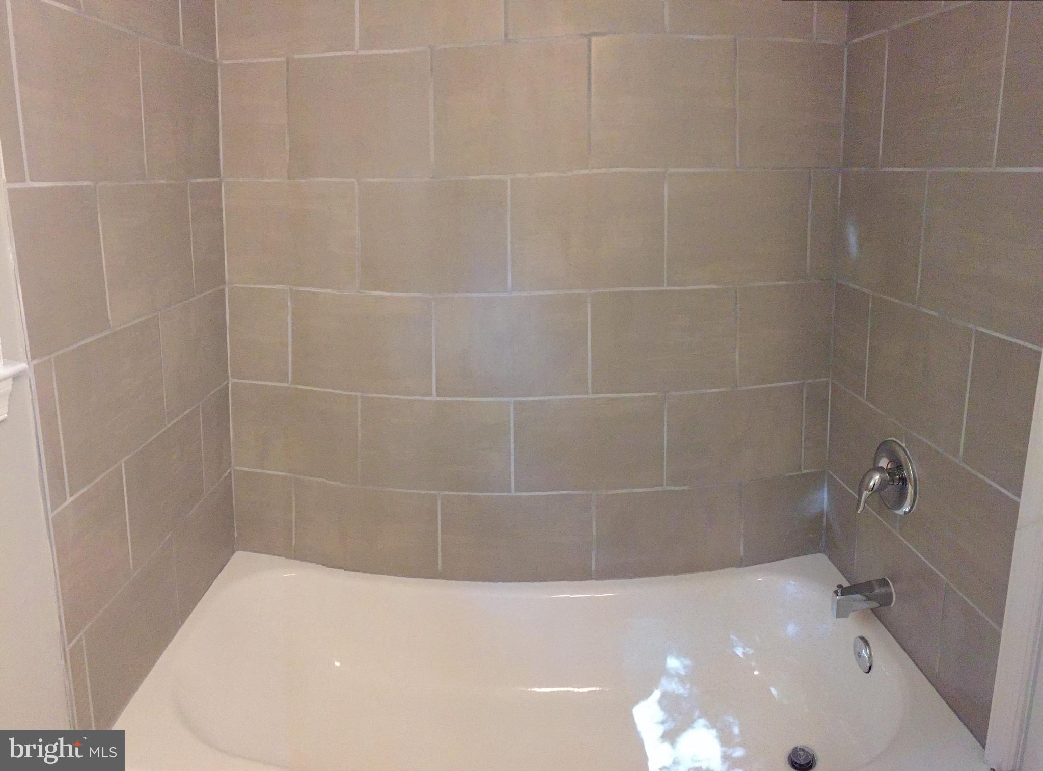 1654 Riverwood Road Baltimore, MD 21221 - Photo 12 of 30 a bathroom with a bathtub