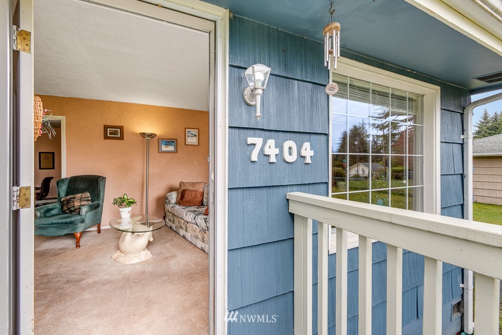 7404 Lower Ridge Road Everett, WA 98203 - Photo 2 of 33 a view of living room