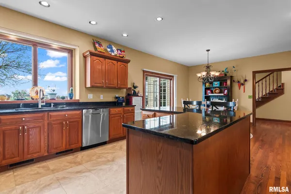 $650,000 | 1615 New Salem Church Road, New Berlin, IL 62670