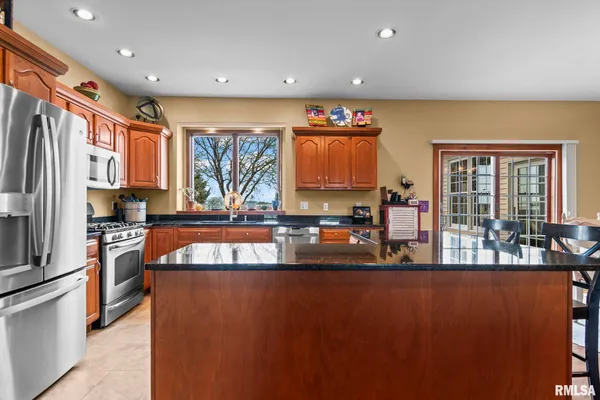 $650,000 | 1615 New Salem Church Road, New Berlin, IL 62670
