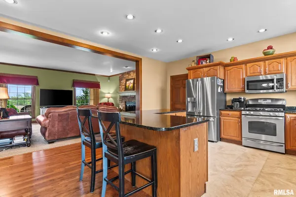 $650,000 | 1615 New Salem Church Road, New Berlin, IL 62670