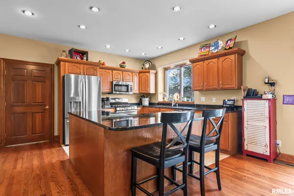 $650,000 | 1615 New Salem Church Road, New Berlin, IL 62670