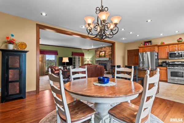 $650,000 | 1615 New Salem Church Road, New Berlin, IL 62670