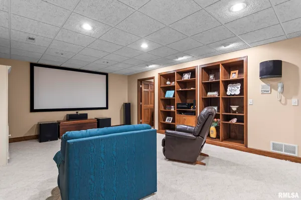$650,000 | 1615 New Salem Church Road, New Berlin, IL 62670
