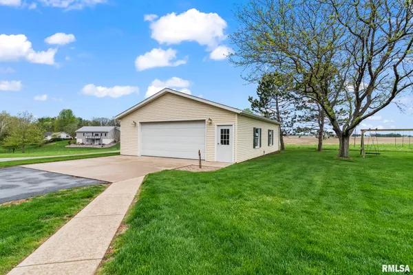 $650,000 | 1615 New Salem Church Road, New Berlin, IL 62670