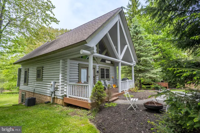 a view of a house with backyard and garden