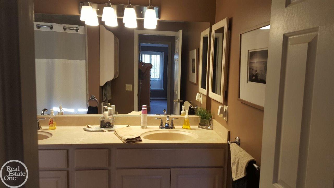 2290 Chicago Warren, MI 48092 - Photo 28 of 39 Updated Bath