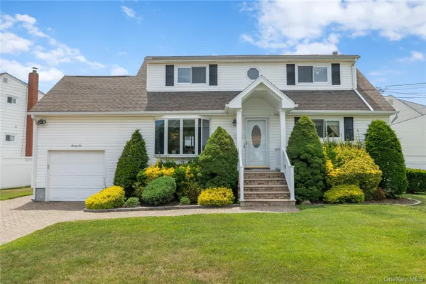 $749,999 | 22 Marilyn Court, West Babylon, NY 11704