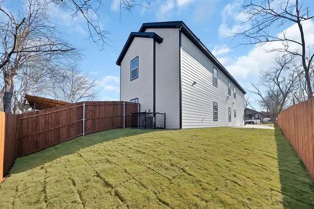 a view of a backyard