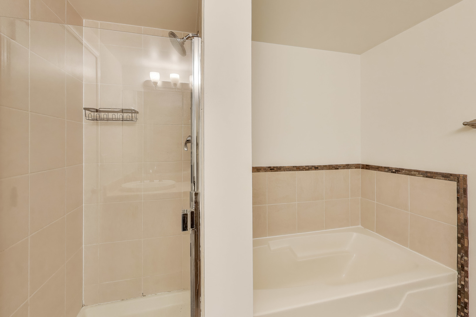 5 East 14th Place, Unit 501 Chicago, IL 60605 - Photo 24 of 37 a close view of a bathtub in bathroom