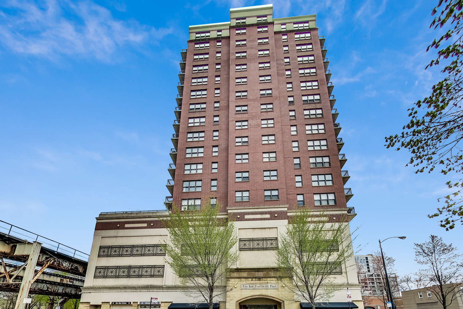 5 East 14th Place, Unit 501 Chicago, IL 60605 - Photo 4 of 37 a front view of a building