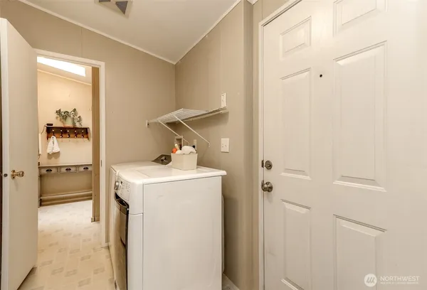 a view of utility room
