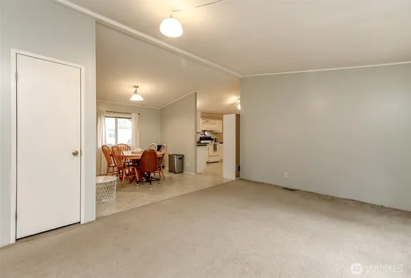 a view of a livingroom with furniture and a ceiling fan