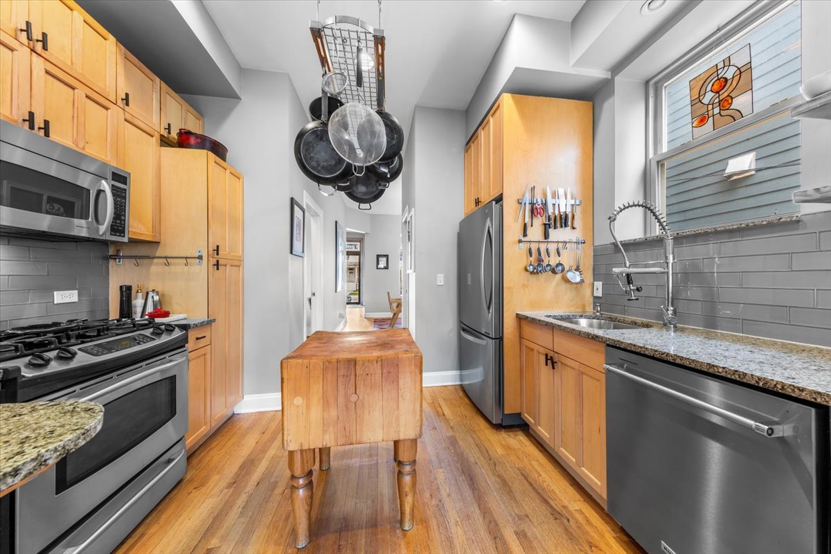 2159 West Wilson Avenue Chicago, IL 60625 - Photo 12 of 37