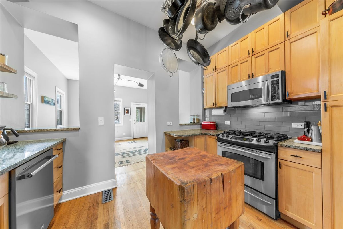 2159 West Wilson Avenue Chicago, IL 60625 - Photo 13 of 37