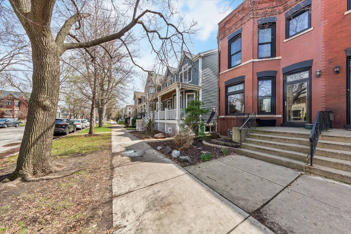 2159 West Wilson Avenue Chicago, IL 60625 - Photo 2 of 37