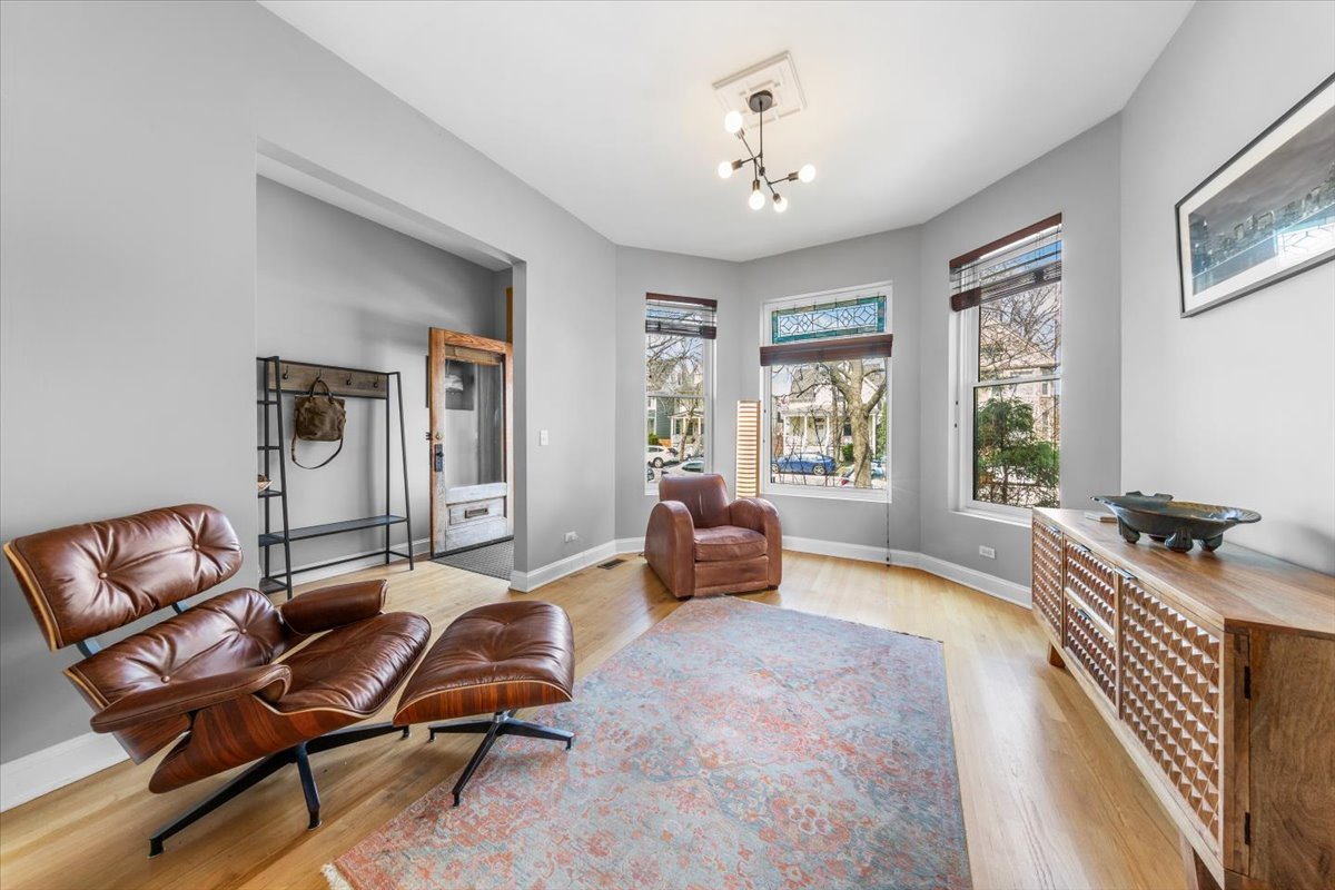 2159 West Wilson Avenue Chicago, IL 60625 - Photo 4 of 37