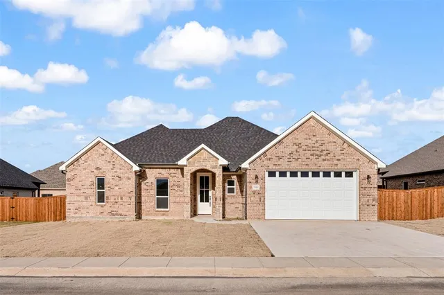 $355,900 | 506 Limestone Circle, Mabank, TX 75147
