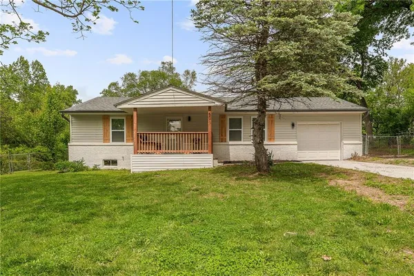 $250,000 | 601 East Eisenhower Road, Lansing, KS 66043