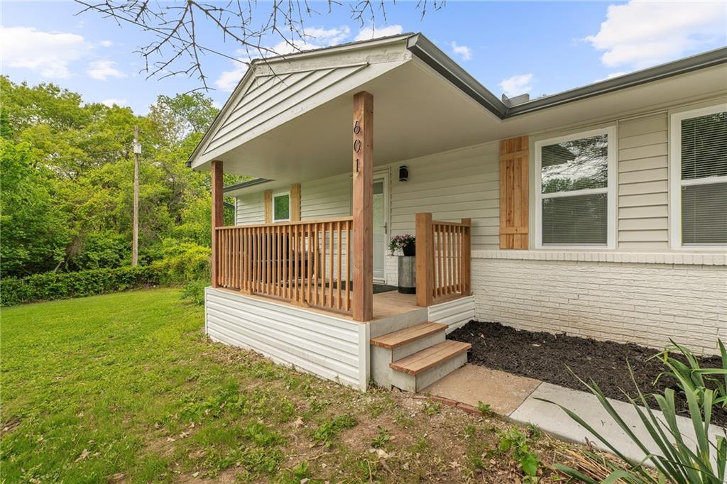 601 East Eisenhower Road Lansing, KS 66043 - Photo 2 of 30
