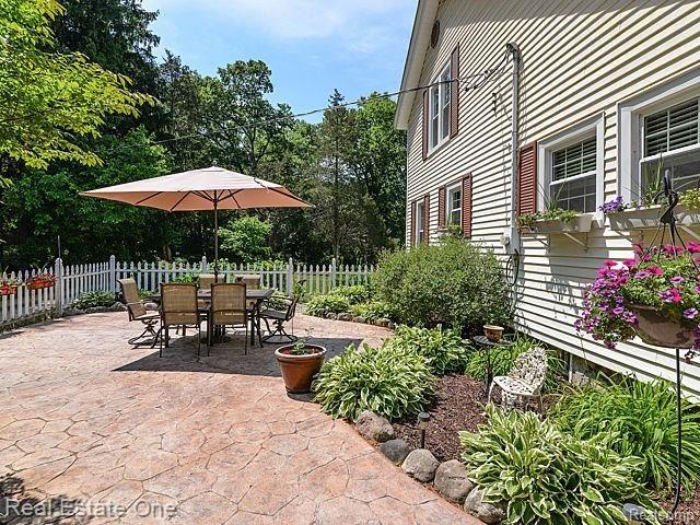 2070 West Wardlow Road Highland, MI 48357 - Photo 3 of 46 Charming Patio