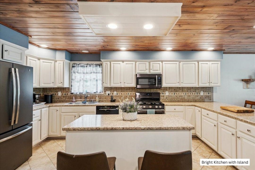 201 Mockingbird Way Franklin, VT 05457 - Photo 3 of 60