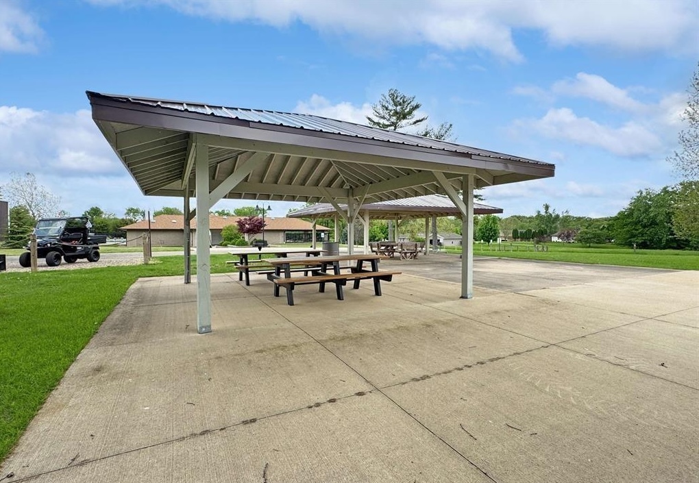 1063 Deer Valley Drive Varna, IL 61375 - Photo 70 of 87 a view of a patio with a table and chairs under an umbrella