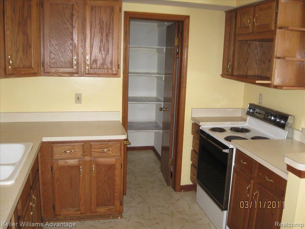1452 Nightingale Road Wixom, MI 48393 - Photo 5 of 6 Kitchen (2)