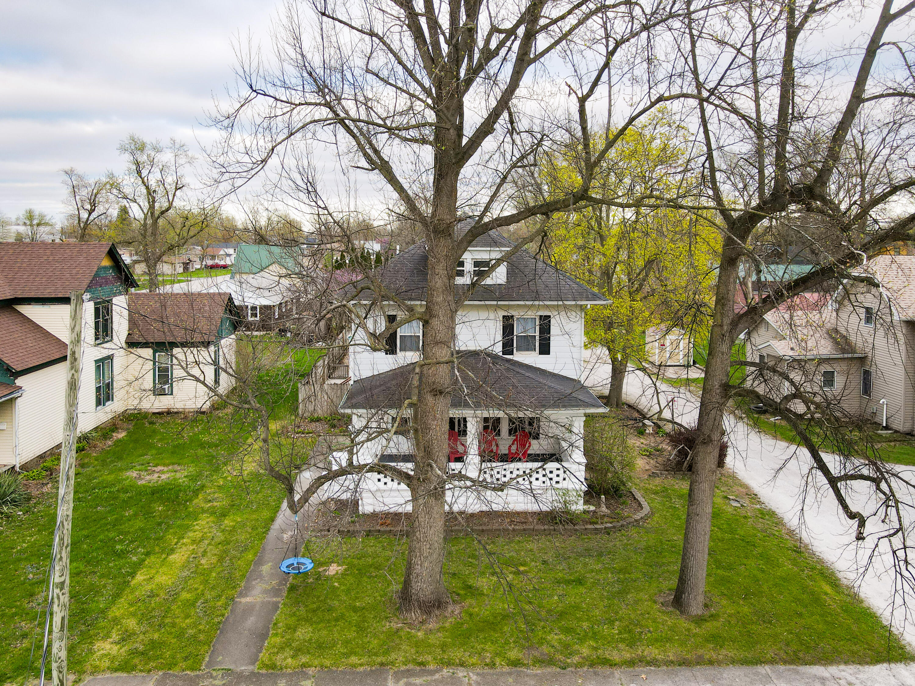 521 North McKinley Avenue Rensselaer, IN 47978 - Photo 35 of 38 a front view of a house with garden and patio