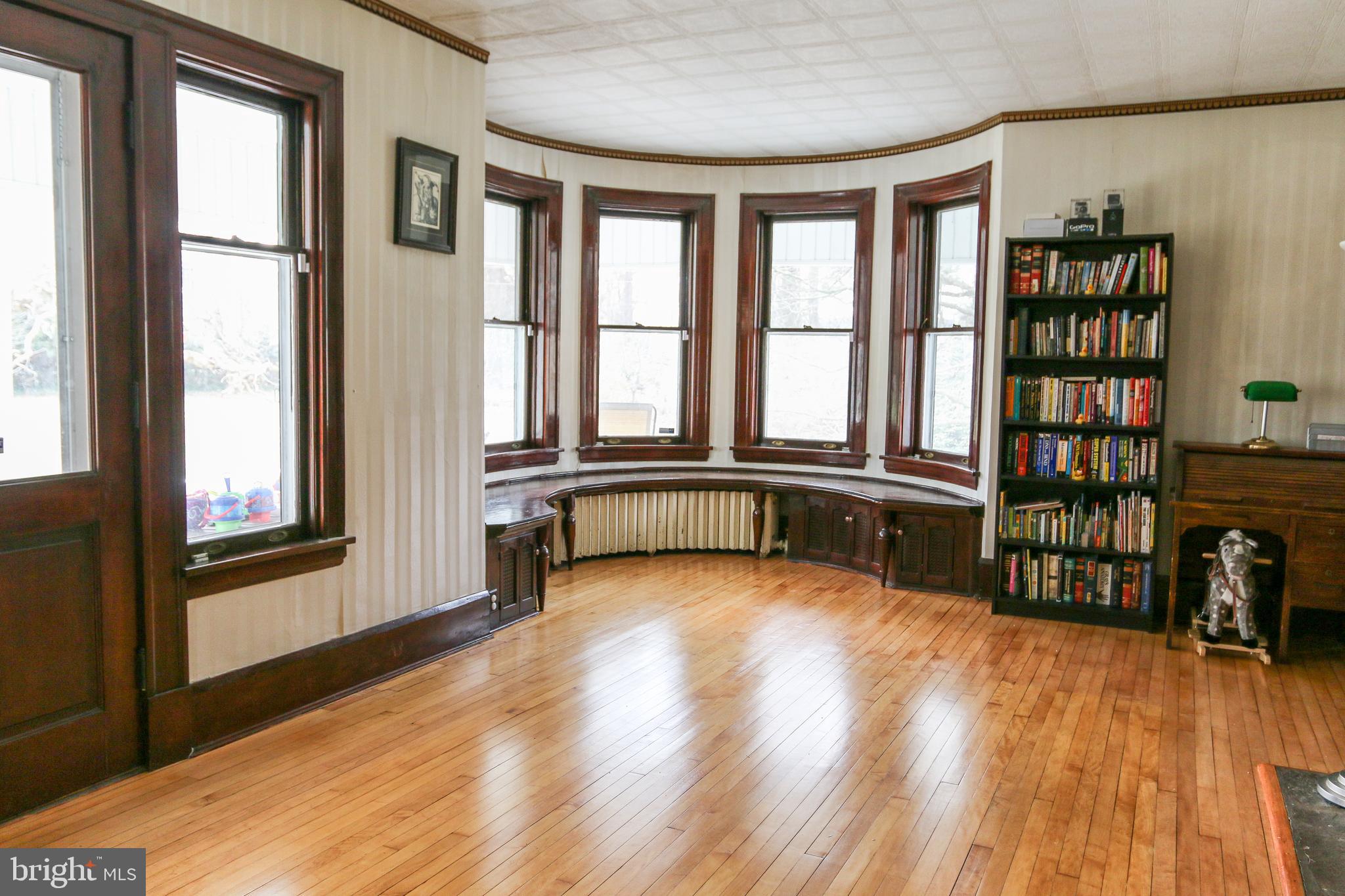 40 North Rolling Road Baltimore, MD 21228 - Photo 3 of 52 Beautiful Hardwood floors and Curved Living Room