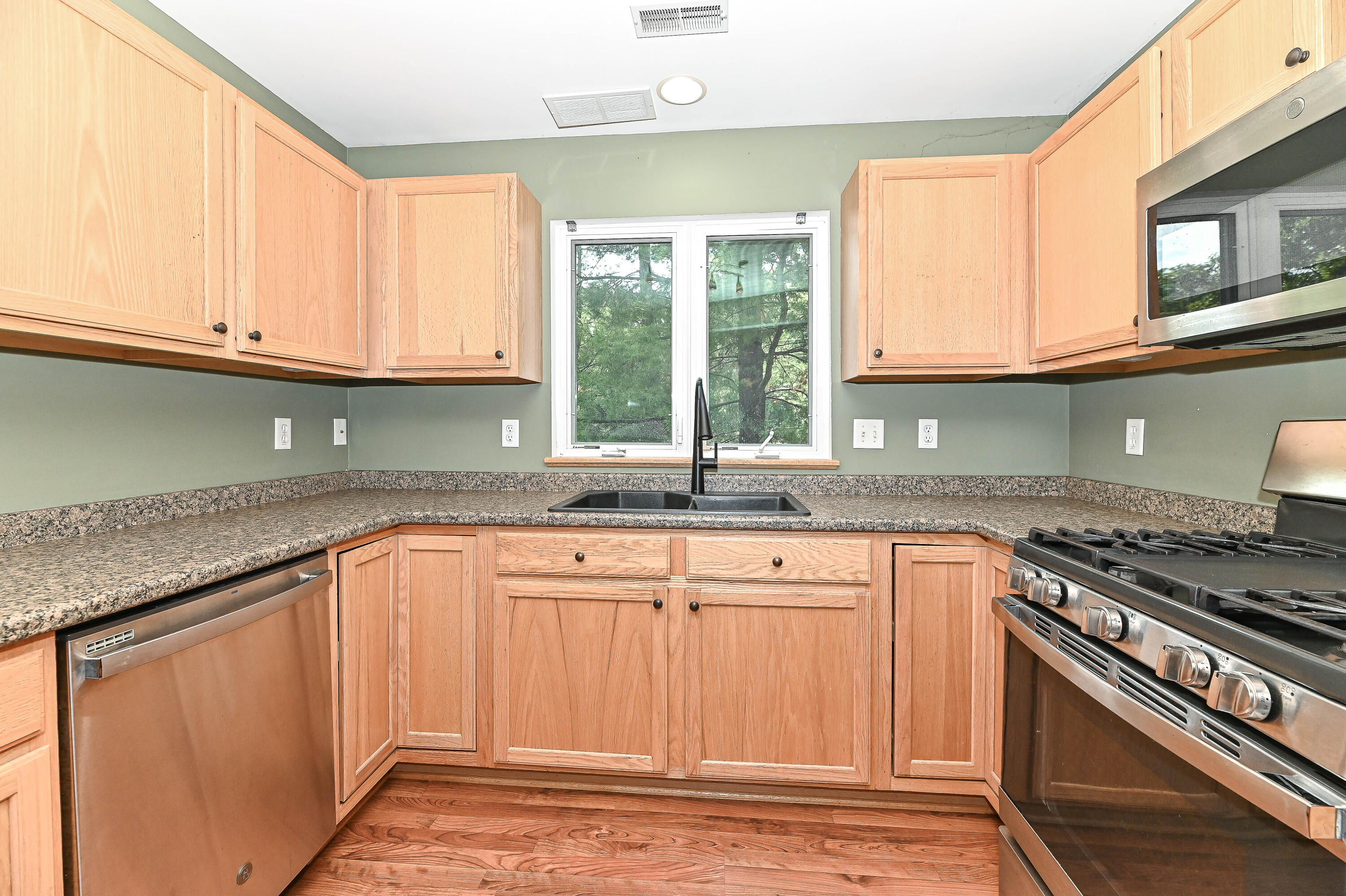 91 Potawatomi Road, Unit G1 Williams Bay, WI 53191 - Photo 18 of 49 Lots of counter/cabinet space