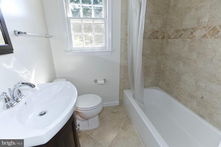 7922 Bainbridge Road Alexandria, VA 22308 - Photo 8 of 19 Bath