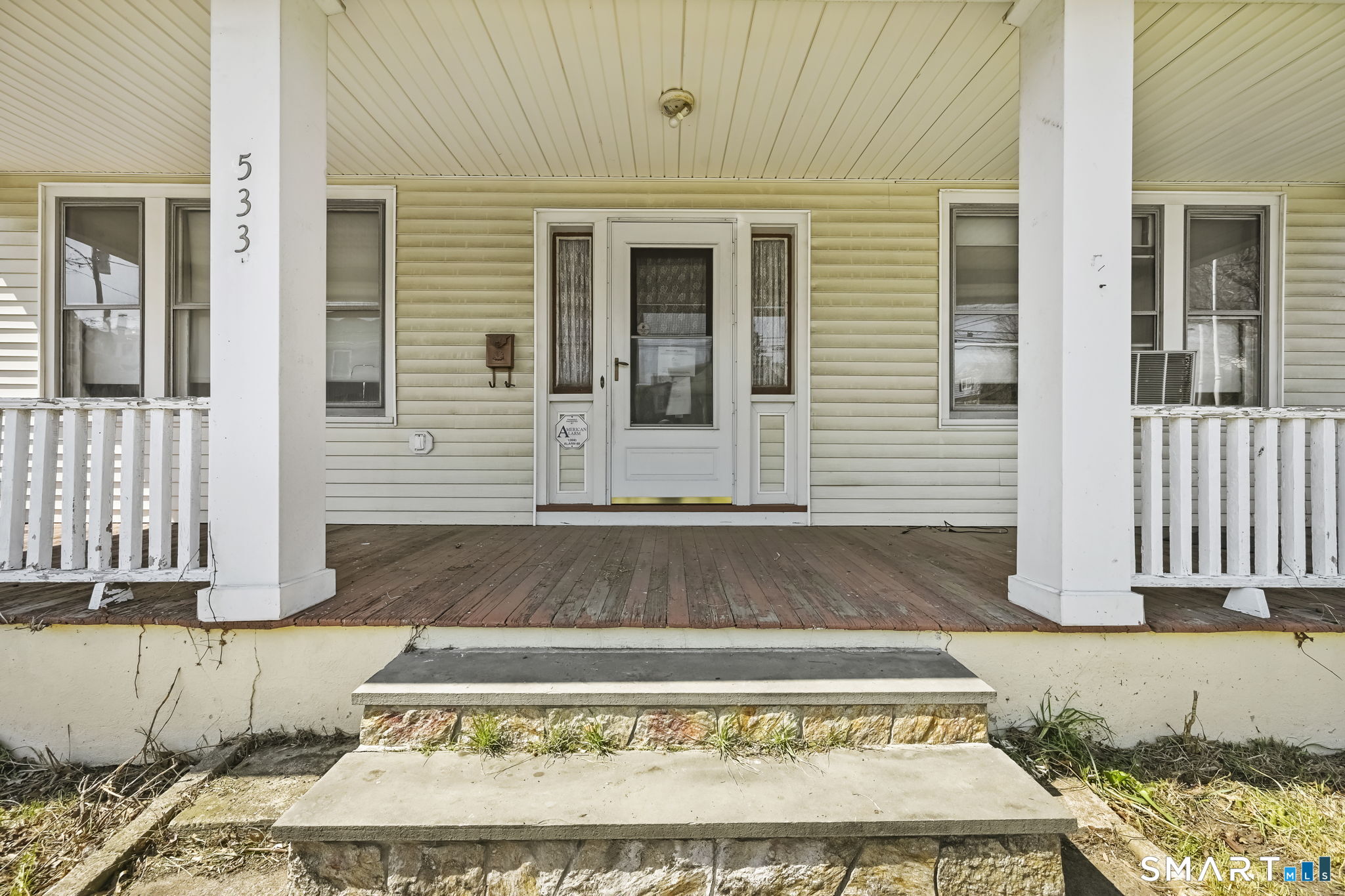 533 Wayne Street Bridgeport, CT 06606 - Photo 4 of 37