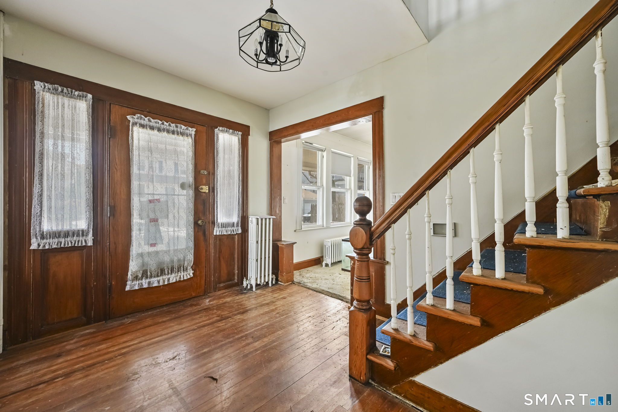 533 Wayne Street Bridgeport, CT 06606 - Photo 5 of 37