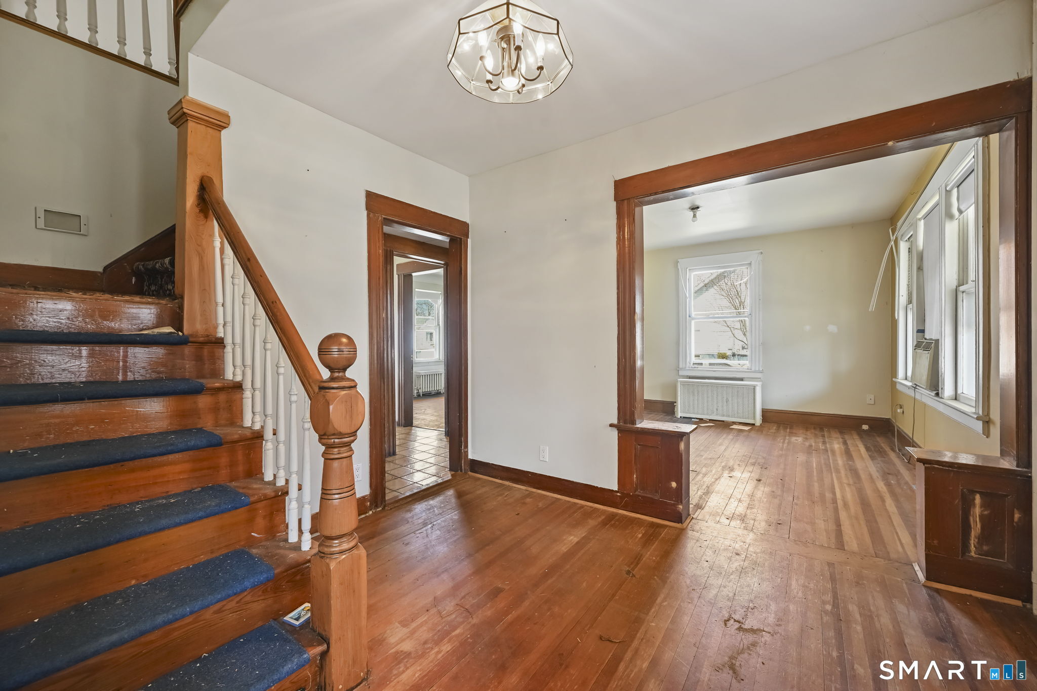 533 Wayne Street Bridgeport, CT 06606 - Photo 6 of 37