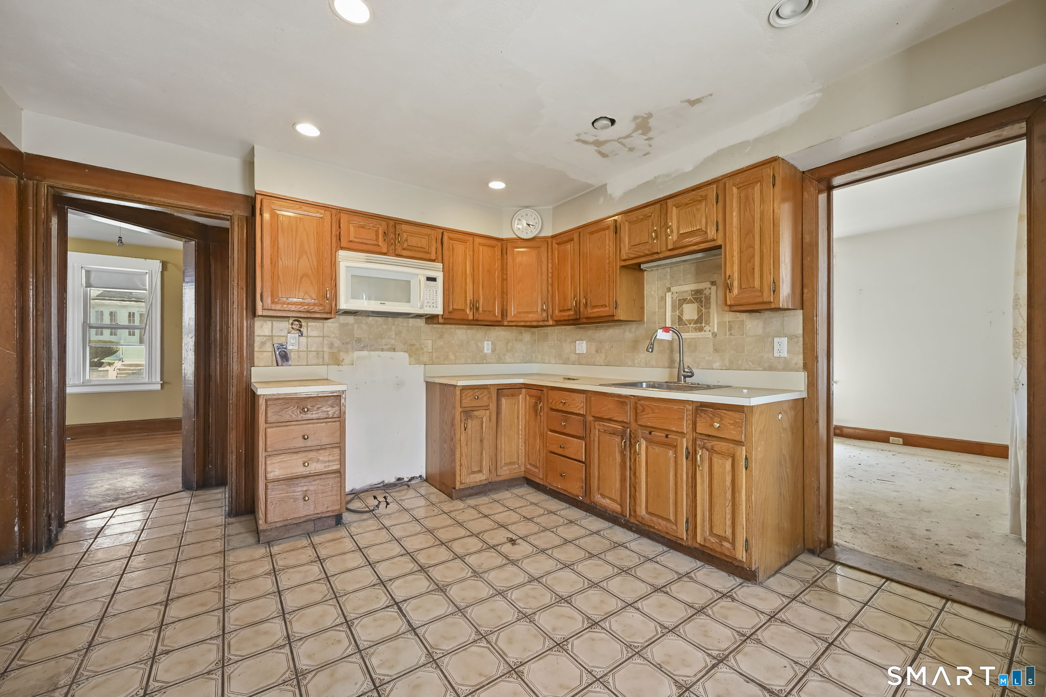 533 Wayne Street Bridgeport, CT 06606 - Photo 9 of 37