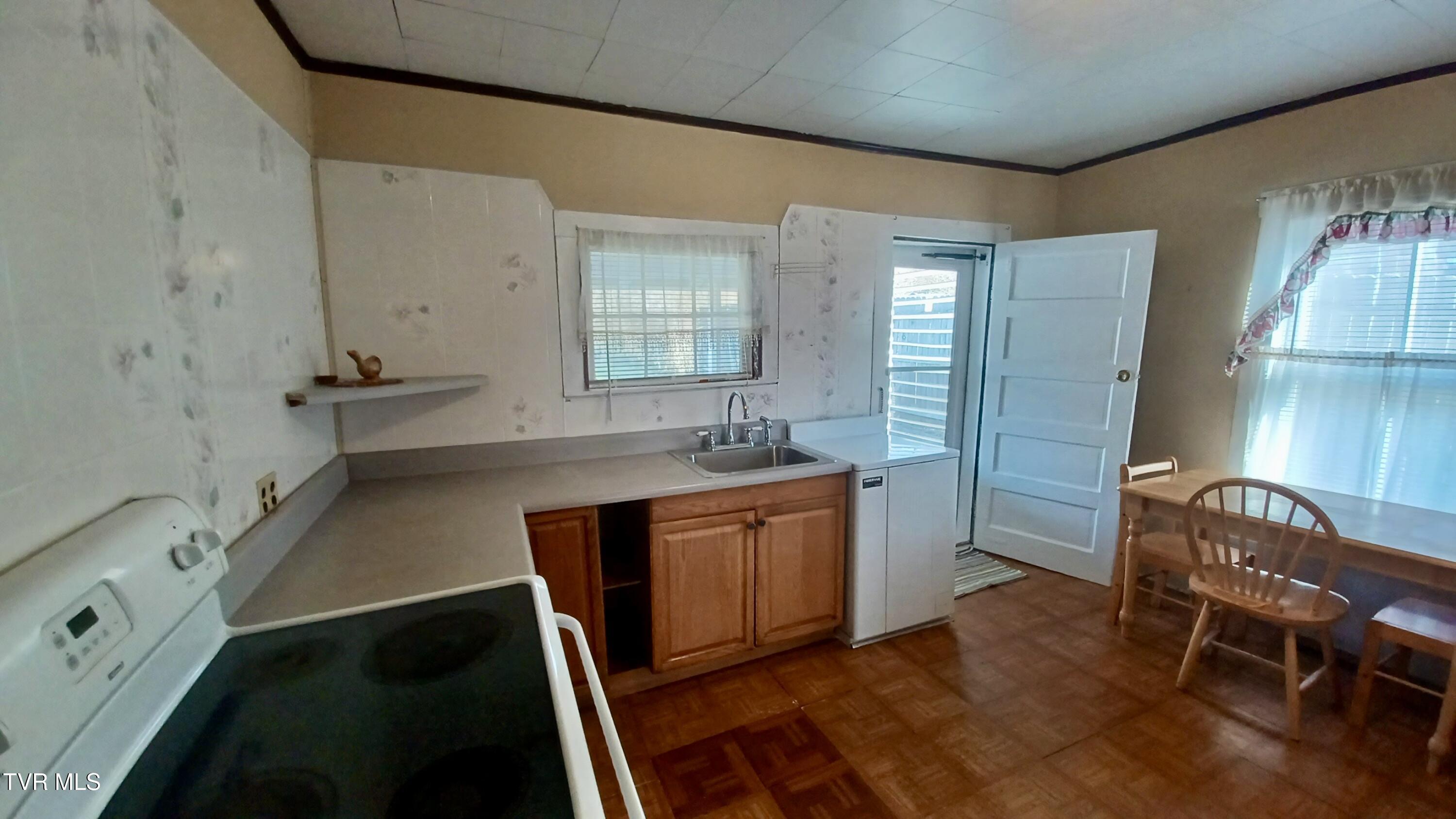 209 Madison Street Bristol, VA 24201 - Photo 7 of 52 7