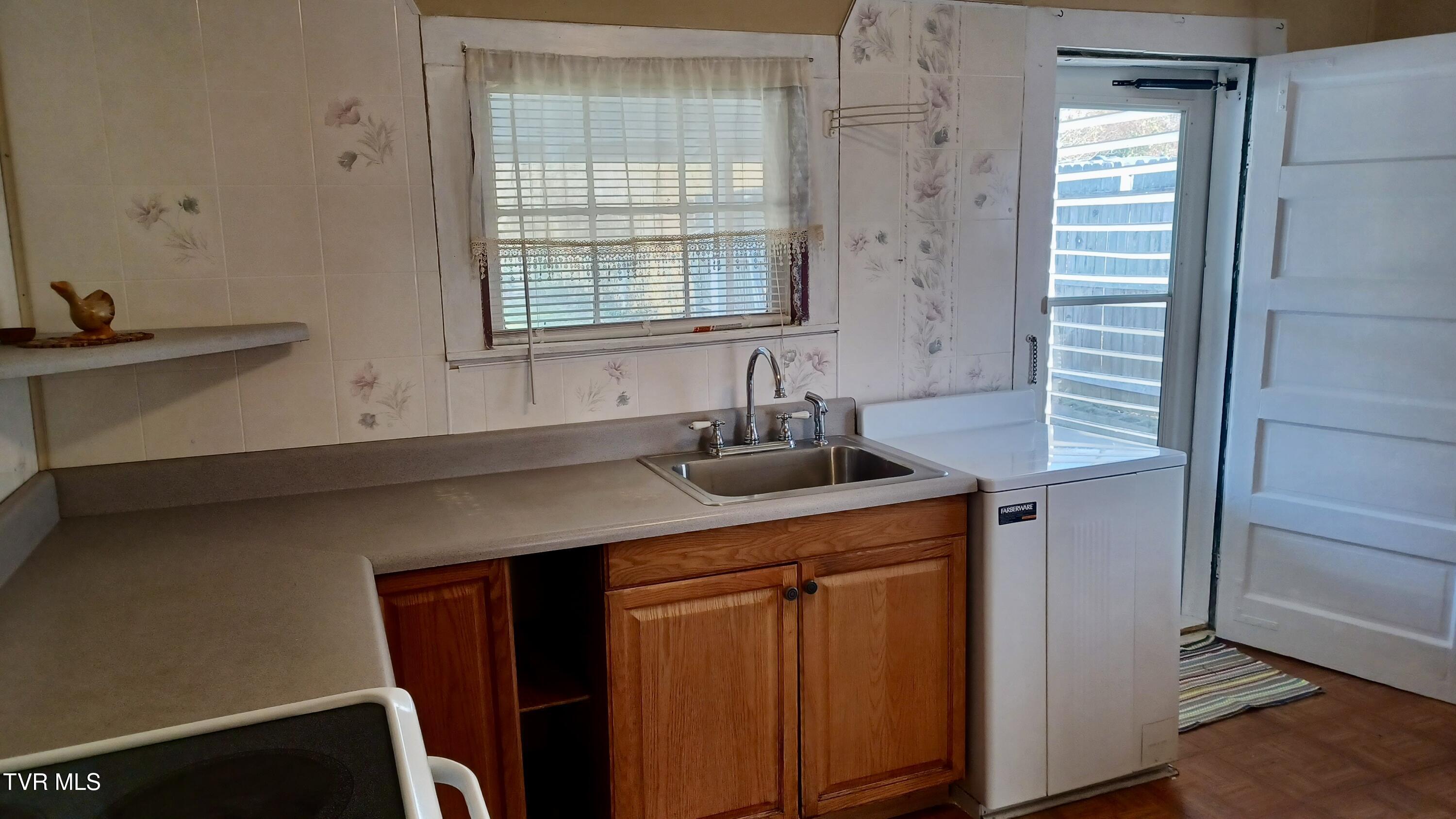 209 Madison Street Bristol, VA 24201 - Photo 10 of 52 10