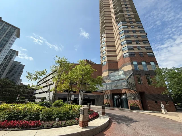 $1,625 | 3660 North Lake Shore Drive, Unit 1309, Chicago, IL 60613