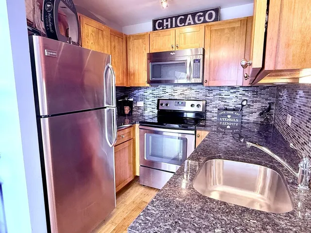 $1,625 | 3660 North Lake Shore Drive, Unit 1309, Chicago, IL 60613