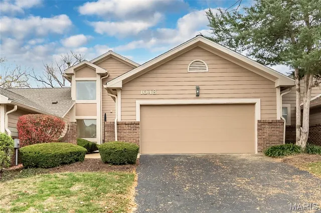 $375,000 | 1048 King Henry Court, Creve Coeur, MO 63146