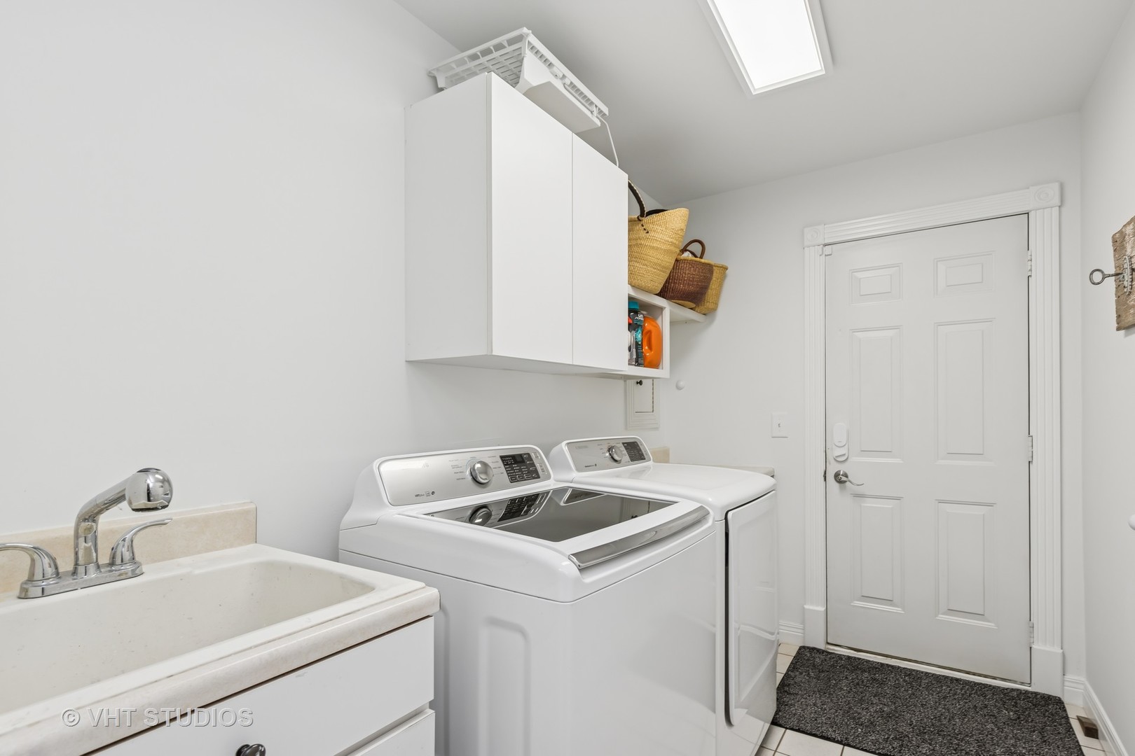 1460 Eagle Ridge Drive Antioch, IL 60002 - Photo 33 of 47 a bathroom with a sink and a vanity