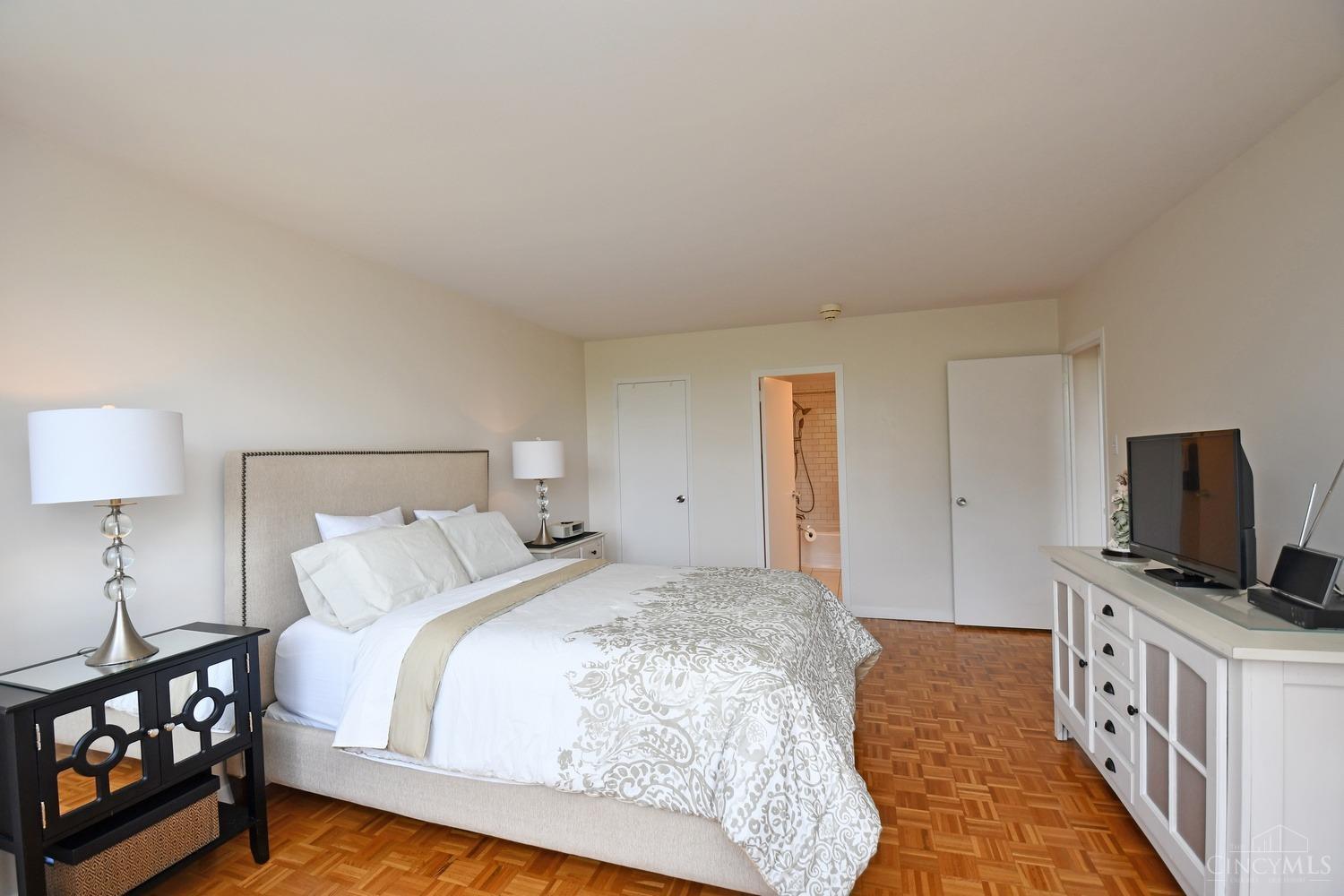 2324 Madison Road, Unit 502 Cincinnati, OH 45208 - Photo 7 of 16 Gallery Image 7