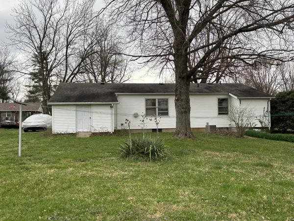 a view of a house with backyard