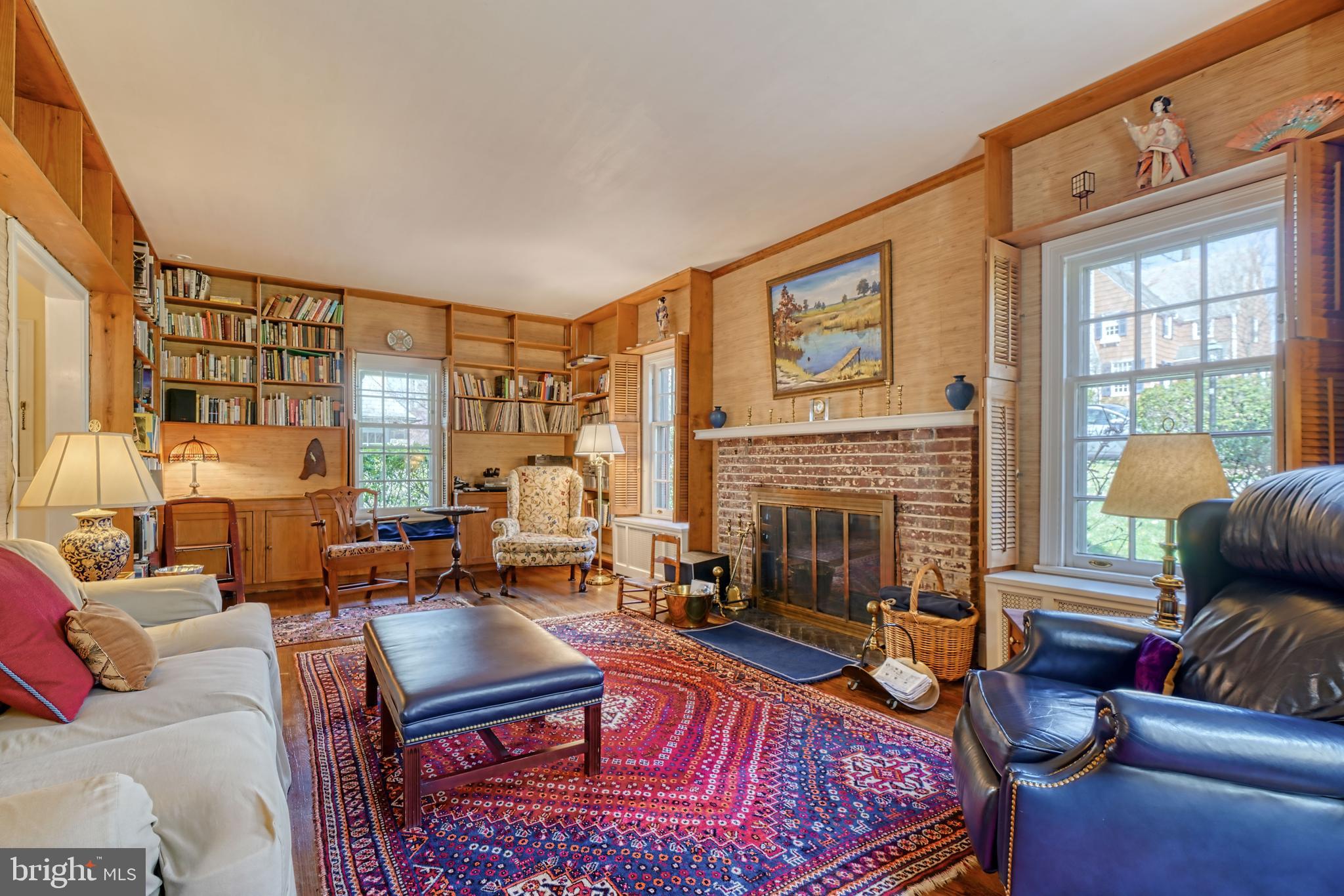 Living Room/Wood-burning fireplace
