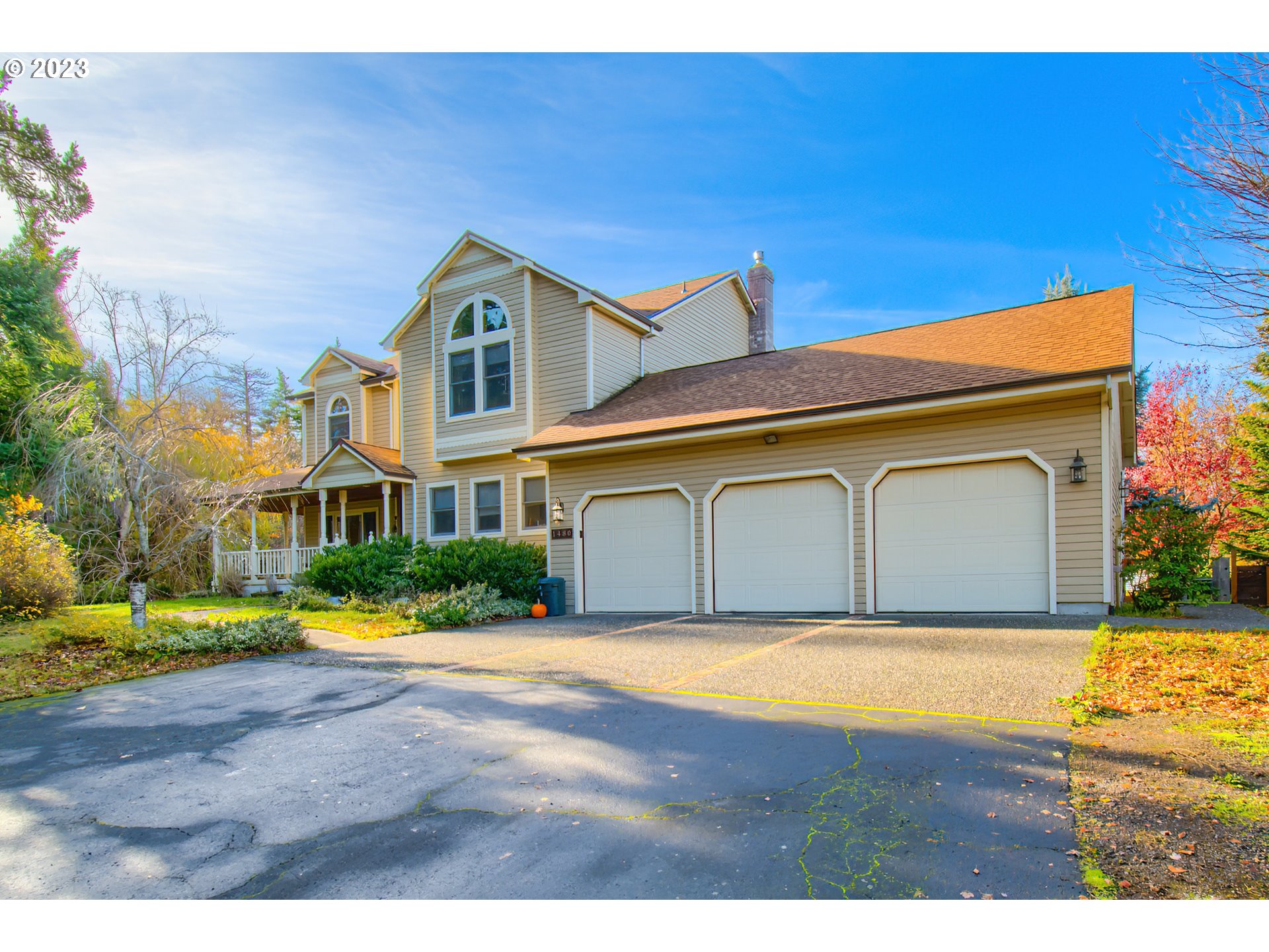 1480 Country Club Road Hood River, OR 97031 - Photo 1 of 42 Gallery Image 1
